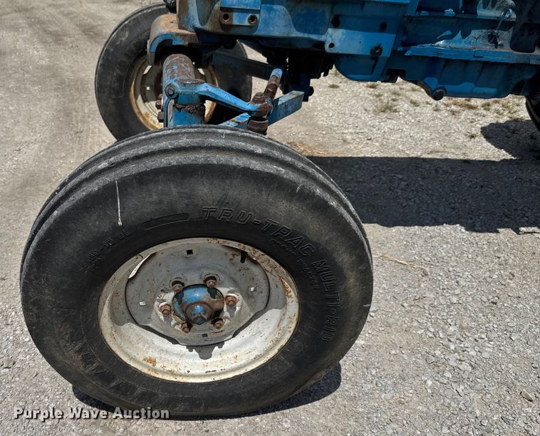 image for item DO0900 1972 Ford 7000 tractor