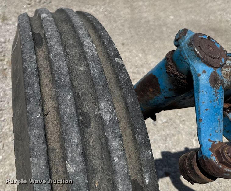 image for item DO0900 1972 Ford 7000 tractor