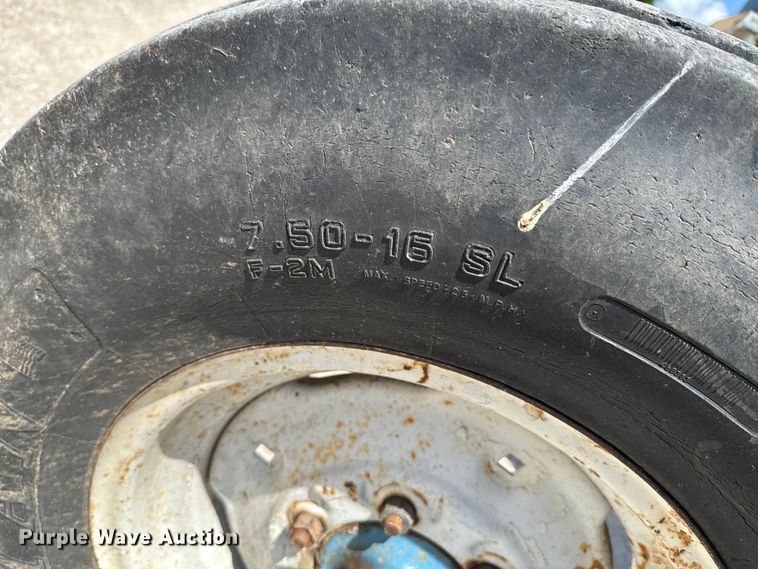 image for item DO0900 1972 Ford 7000 tractor