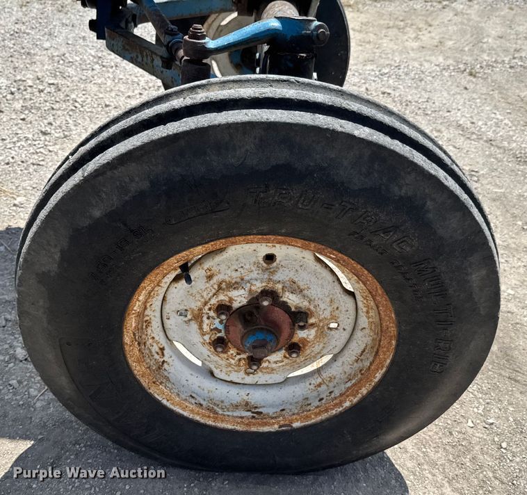 image for item DO0900 1972 Ford 7000 tractor