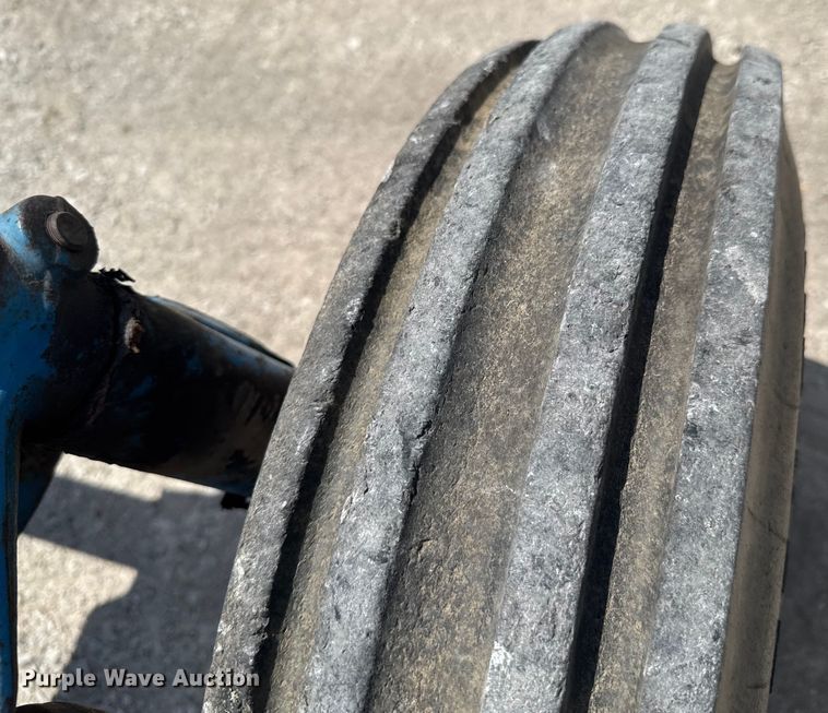 image for item DO0900 1972 Ford 7000 tractor