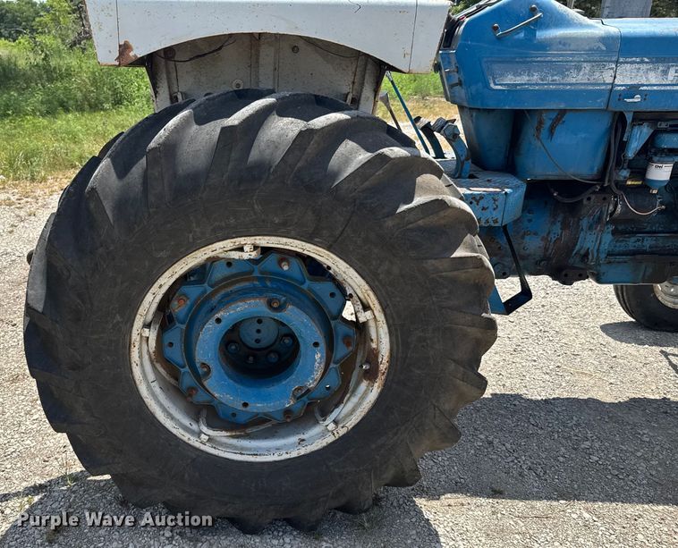 image for item DO0900 1972 Ford 7000 tractor