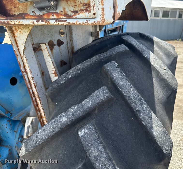 image for item DO0900 1972 Ford 7000 tractor