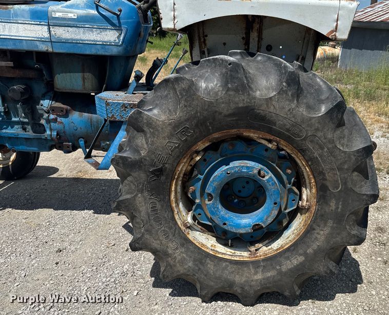 image for item DO0900 1972 Ford 7000 tractor