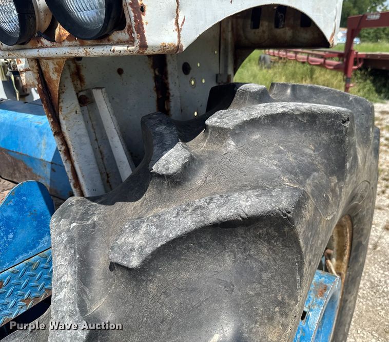 image for item DO0900 1972 Ford 7000 tractor