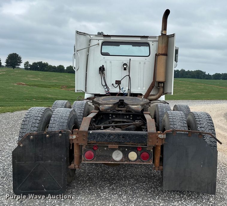 image for item DW7245 1993 International 8200 semi truck