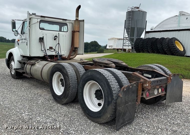 image for item DW7245 1993 International 8200 semi truck