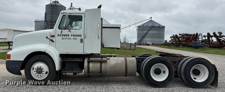 image for item DW7245 1993 International 8200 semi truck