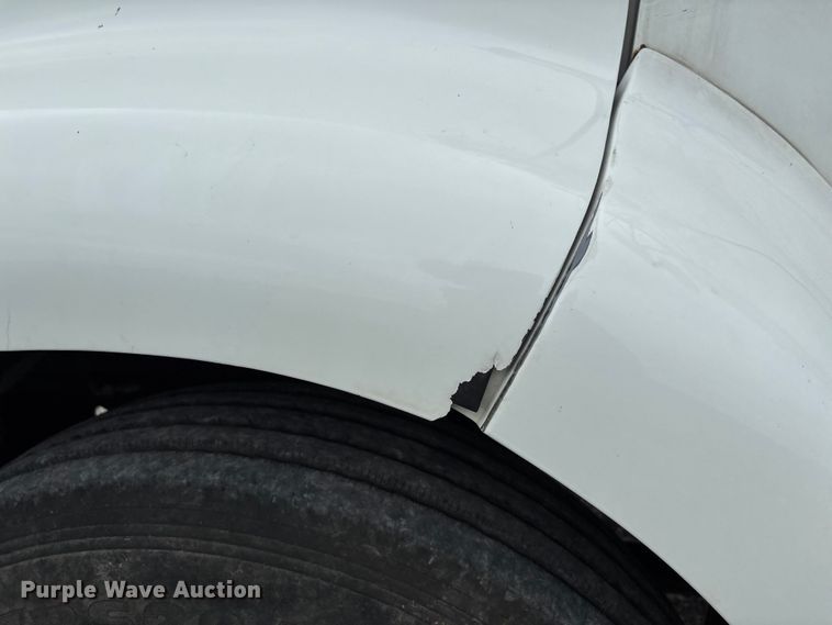 image for item DW7245 1993 International 8200 semi truck