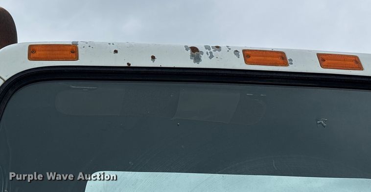 image for item DW7245 1993 International 8200 semi truck