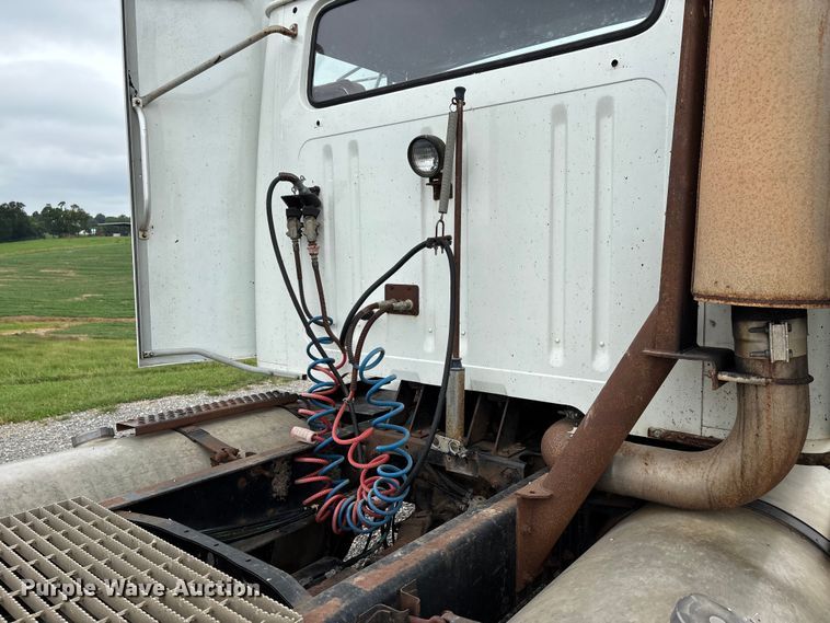image for item DW7245 1993 International 8200 semi truck