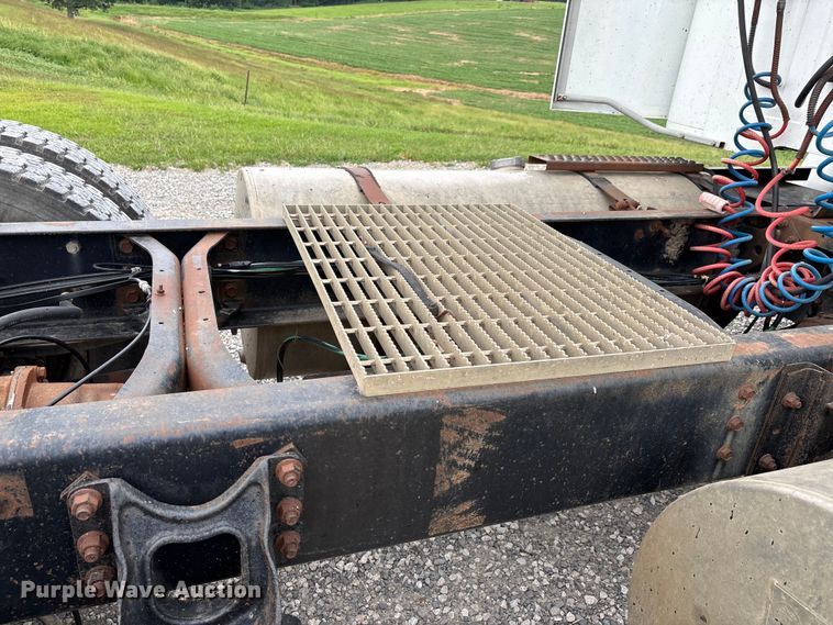 image for item DW7245 1993 International 8200 semi truck