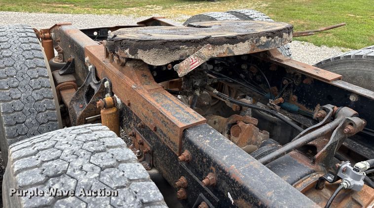 image for item DW7245 1993 International 8200 semi truck