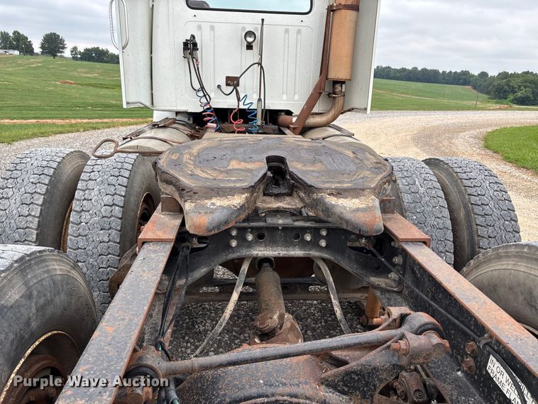 image for item DW7245 1993 International 8200 semi truck