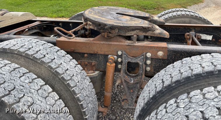 image for item DW7245 1993 International 8200 semi truck