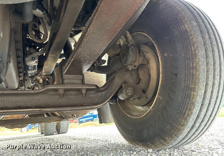 image for item DW7245 1993 International 8200 semi truck