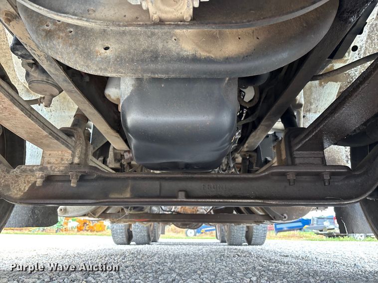 image for item DW7245 1993 International 8200 semi truck