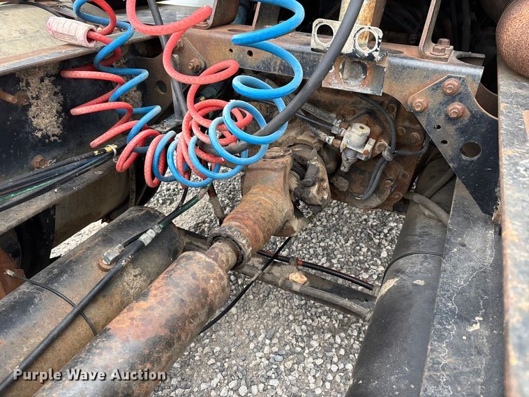 image for item DW7245 1993 International 8200 semi truck