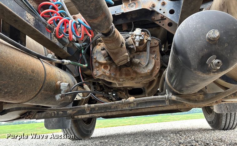 image for item DW7245 1993 International 8200 semi truck