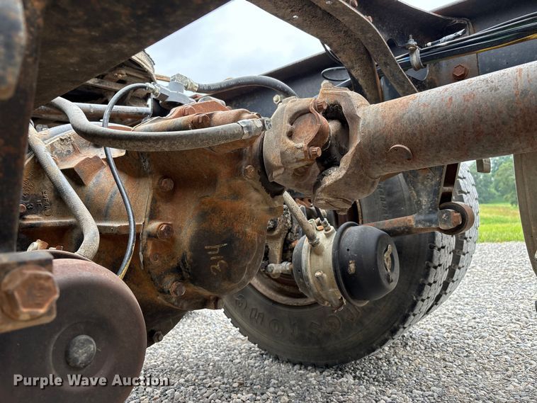 image for item DW7245 1993 International 8200 semi truck