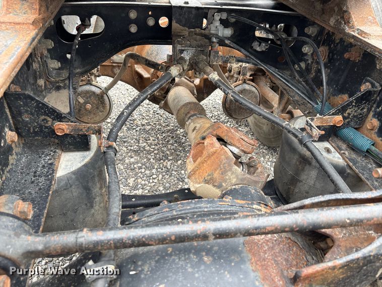 image for item DW7245 1993 International 8200 semi truck