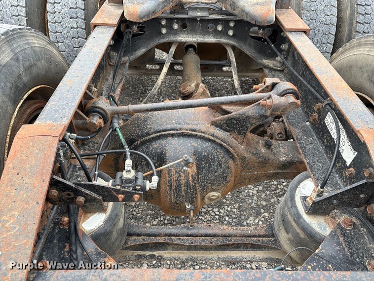 image for item DW7245 1993 International 8200 semi truck