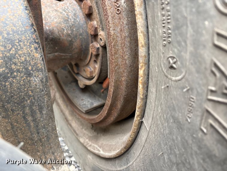 image for item DW7245 1993 International 8200 semi truck