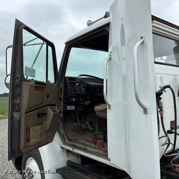 image for item DW7245 1993 International 8200 semi truck