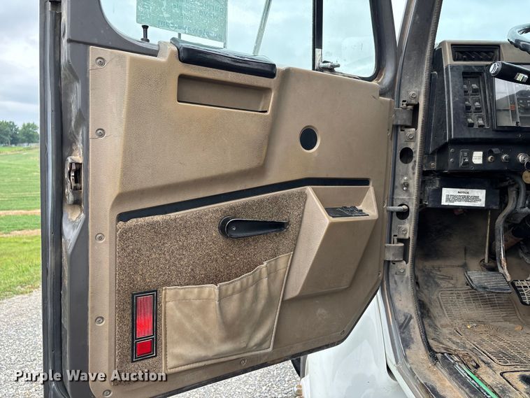 image for item DW7245 1993 International 8200 semi truck