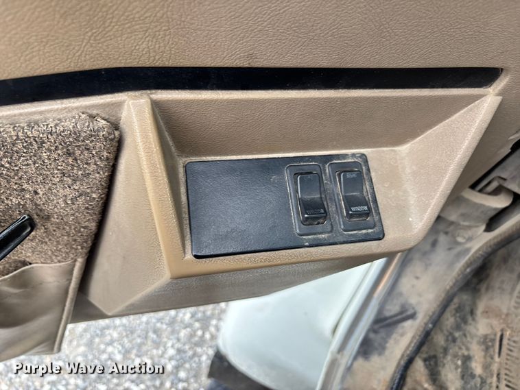 image for item DW7245 1993 International 8200 semi truck