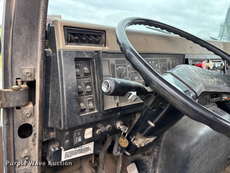 image for item DW7245 1993 International 8200 semi truck