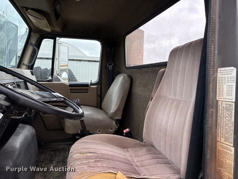 image for item DW7245 1993 International 8200 semi truck