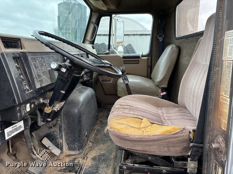 image for item DW7245 1993 International 8200 semi truck