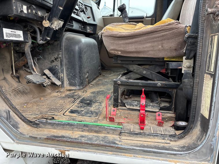 image for item DW7245 1993 International 8200 semi truck