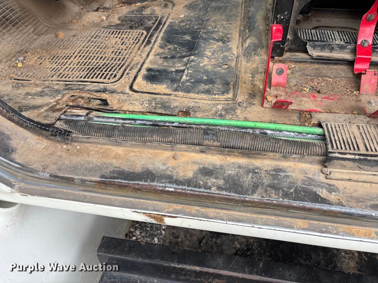 image for item DW7245 1993 International 8200 semi truck