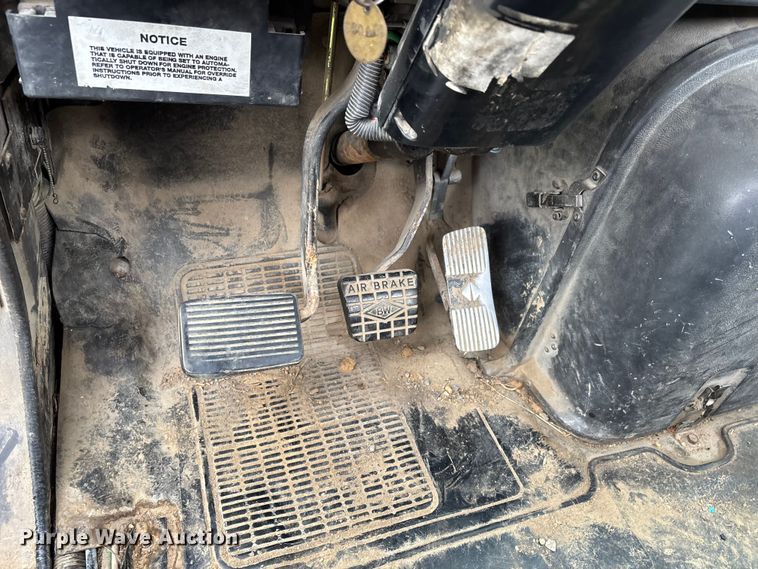 image for item DW7245 1993 International 8200 semi truck