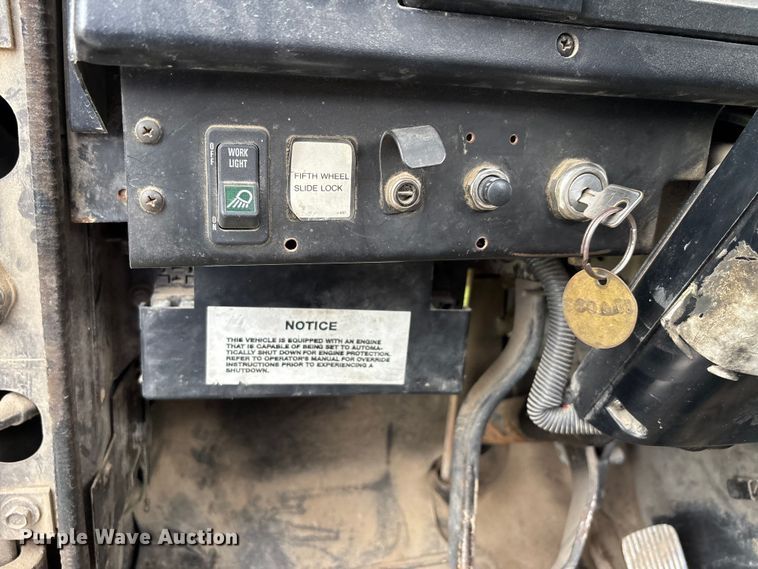 image for item DW7245 1993 International 8200 semi truck