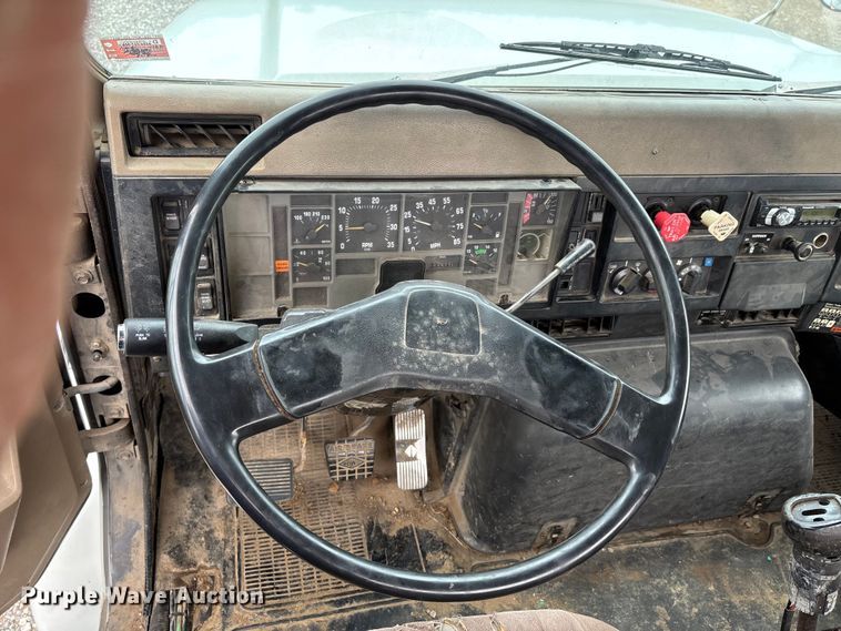 image for item DW7245 1993 International 8200 semi truck