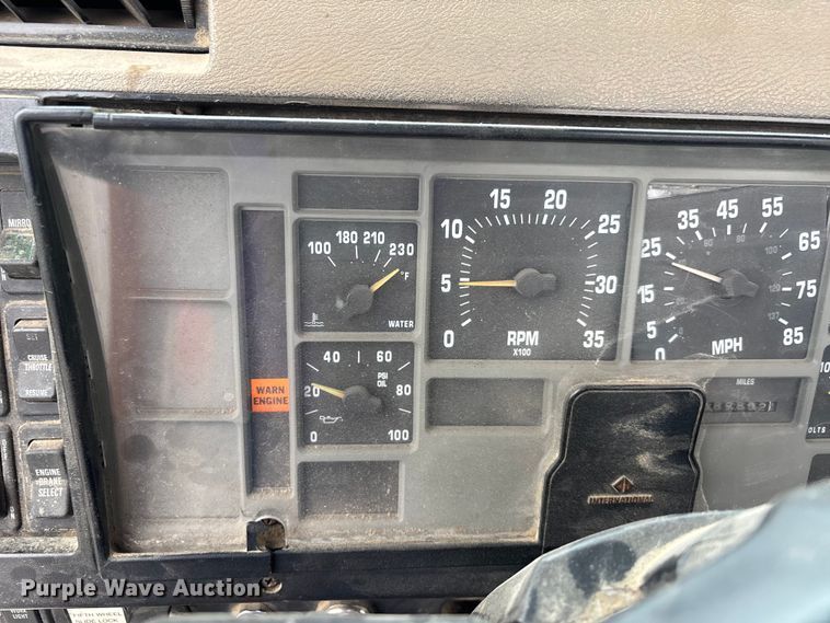 image for item DW7245 1993 International 8200 semi truck
