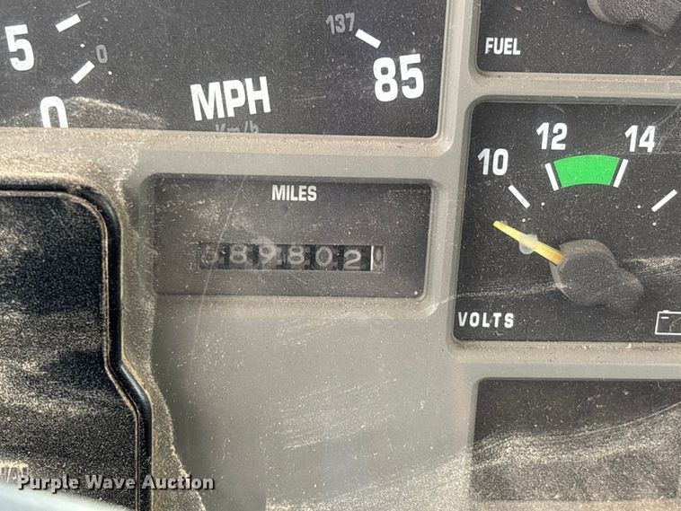 image for item DW7245 1993 International 8200 semi truck