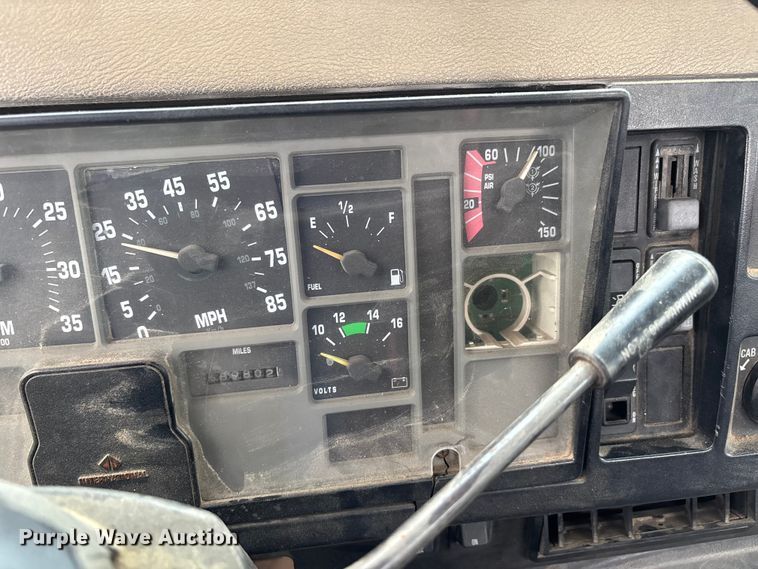 image for item DW7245 1993 International 8200 semi truck