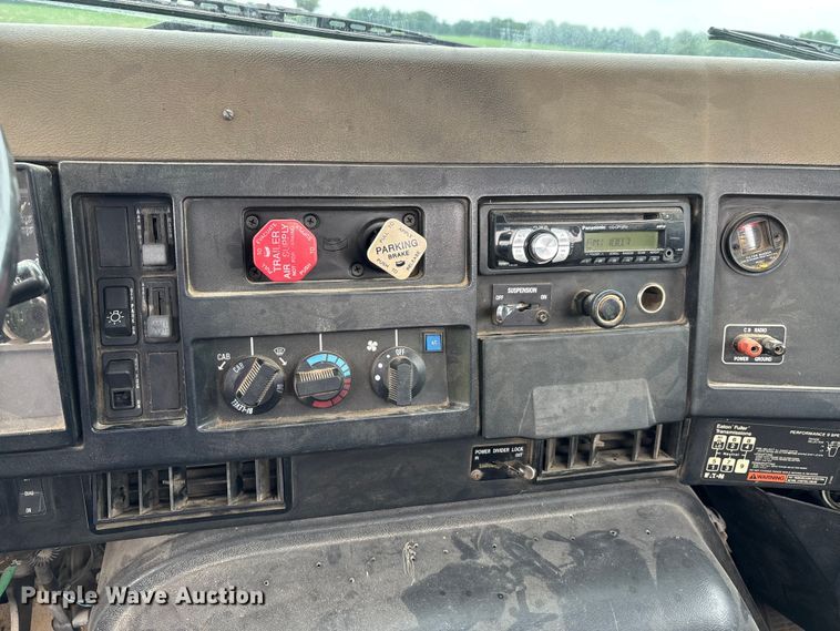 image for item DW7245 1993 International 8200 semi truck