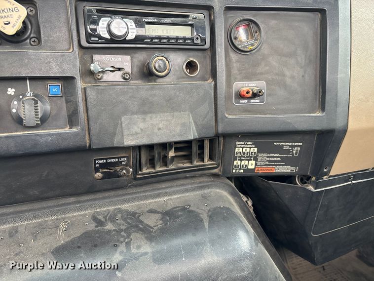 image for item DW7245 1993 International 8200 semi truck