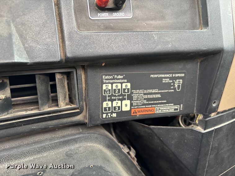 image for item DW7245 1993 International 8200 semi truck