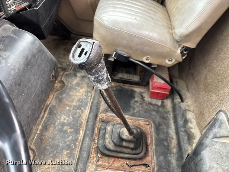 image for item DW7245 1993 International 8200 semi truck