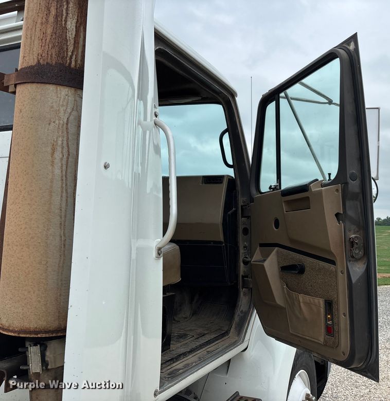 image for item DW7245 1993 International 8200 semi truck