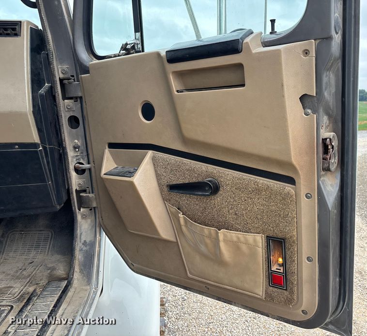 image for item DW7245 1993 International 8200 semi truck