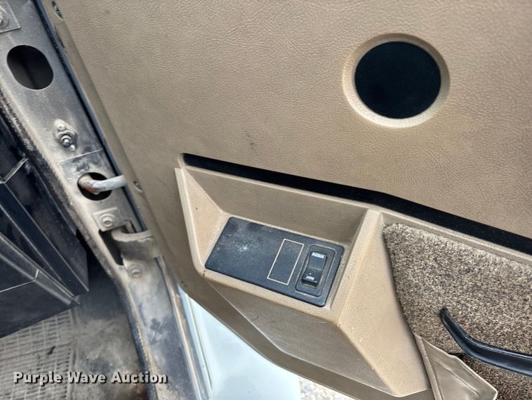 image for item DW7245 1993 International 8200 semi truck