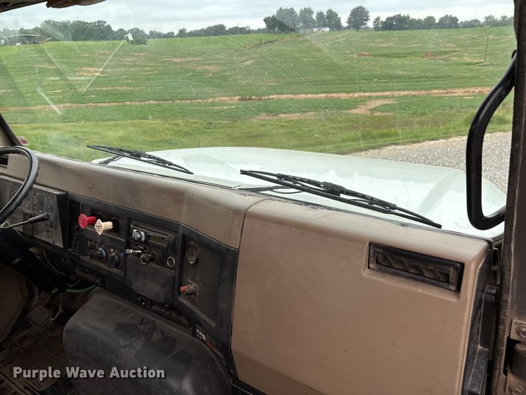 image for item DW7245 1993 International 8200 semi truck