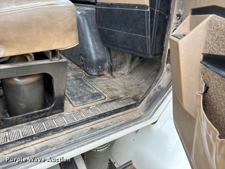 image for item DW7245 1993 International 8200 semi truck